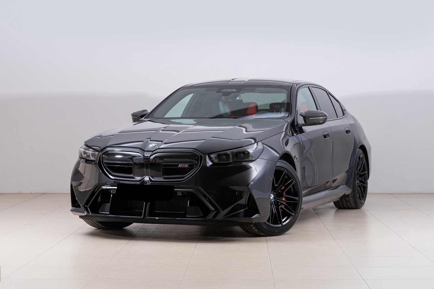 BMW M5 SEDAN | SKLADEM | NOVÝ MODEL | V8 BITURBO HYBRID | VÝKON 727 KONÍ | ČERNÁ METALÍZA | ČERVENÁ KŮŽE | MAX VÝBAVA | VIP SLEVA | NÁKUP ONLINE | AUTOiBUY.com